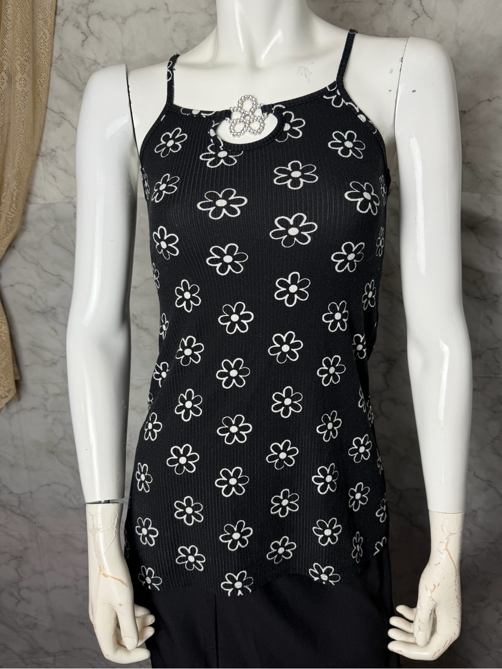 Y2K Daisy Floral Rhinestone Ribbed Cami Tank Top Black White Size 7 Women XS
